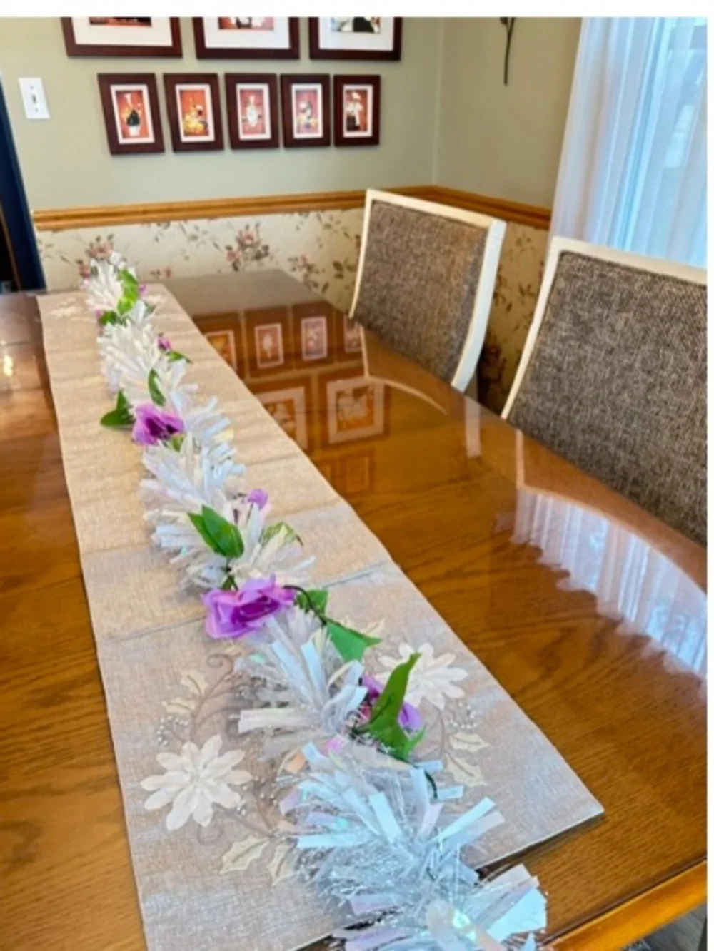 5 Garlands mixed with a White iridescent garland and a purple flower garland
